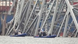 Policijski čamci pored urušenog mosta u Baltimoru, 27. mart 2024. (AP/Steve Helber)