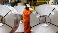 Seorang pekerja memeriksa gulungan baja di pabrik baja ArcelorMittal Dofasco di Hamilton, Ontario, Kanada, 12 Maret 2025. memberlakukan tarif 25% pada semua impor baja dan aluminium dari 35 negara. 