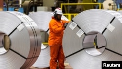 Seorang pekerja memeriksa gulungan baja di pabrik baja ArcelorMittal Dofasco di Hamilton, Ontario, Kanada, 12 Maret 2025. memberlakukan tarif 25% pada semua impor baja dan aluminium dari 35 negara. 