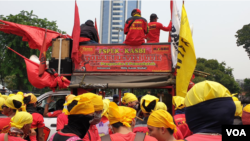 Buruh dari Kongres Aliansi Serikat Buruh Indonesia saat aksi di jalan Thamrin, Jakarta menolak RUU Ketenagakerjaan dan UU KPK, Senin, 28 Oktober 2019. (Foto: Sasmito Madrim/VOA)