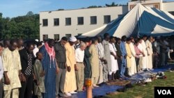 Suasana shalat Idul Fitri di Muslim Community Center (MCC), Silver Spring, Maryland. (VOA/Arif Budiman)