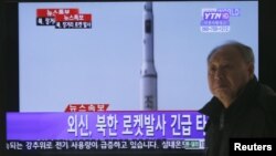 Truyền hình tin tức Hàn Quốc loan tin về vụ phóng hỏa tiễn của Bắc Triều Tiên tại nhà ga Seoul, ngày 12/12/2012.