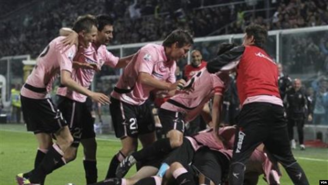 Para pemain Palermo merayakan gol yang dicetak Giulio Migliaccio dalam leg kedua semifinal Piala Italia di stadion Renzo Barbera, Palermo hari Selasa (10/5).