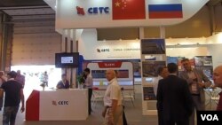 西方制裁使俄罗斯航天、军工等领域转向中国进口各种电子配件。莫斯科武器出口展上的中国电子科技集团柜台。(2014年8月14日，美国之音白桦 拍摄)