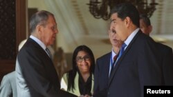 El presidente de Venezuela, Nicolás Maduro, se da la mano con el ministro de Relaciones Exteriores de Rusia, Sergey Lavrov, en el Palacio de Miraflores en Caracas, Venezuela, 7 de febrero de 2020. 