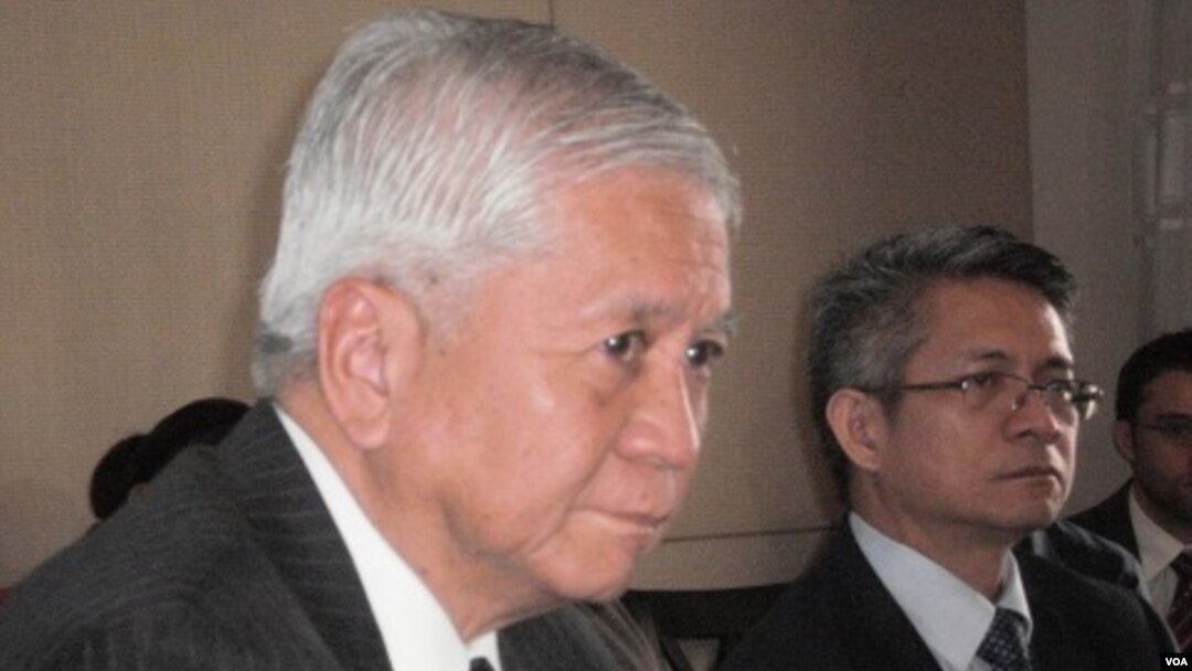 Menlu Filipina Albert del Rosario (kiri) berkunjung ke Beijing untuk membahas sengketa kepulauan Spratly