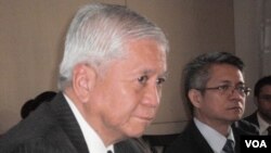 Menlu Filipina Albert del Rosario (kiri) berkunjung ke Beijing untuk membahas sengketa kepulauan Spratly