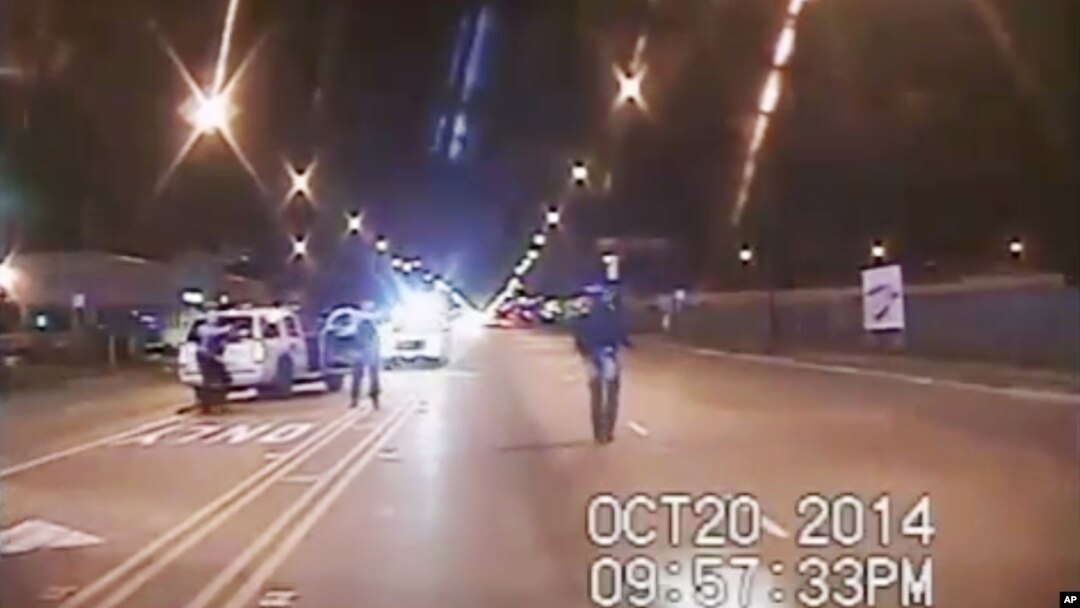 Rekaman video menunjukkan remaja kulit hitam Laquan McDonald berada di jalan sebelum ditembak oleh polisi Jason Van Dyke, 20 Oktober 2014 (foto: dok).