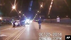 Rekaman video menunjukkan remaja kulit hitam Laquan McDonald berada di jalan sebelum ditembak oleh polisi Jason Van Dyke, 20 Oktober 2014 (foto: dok).