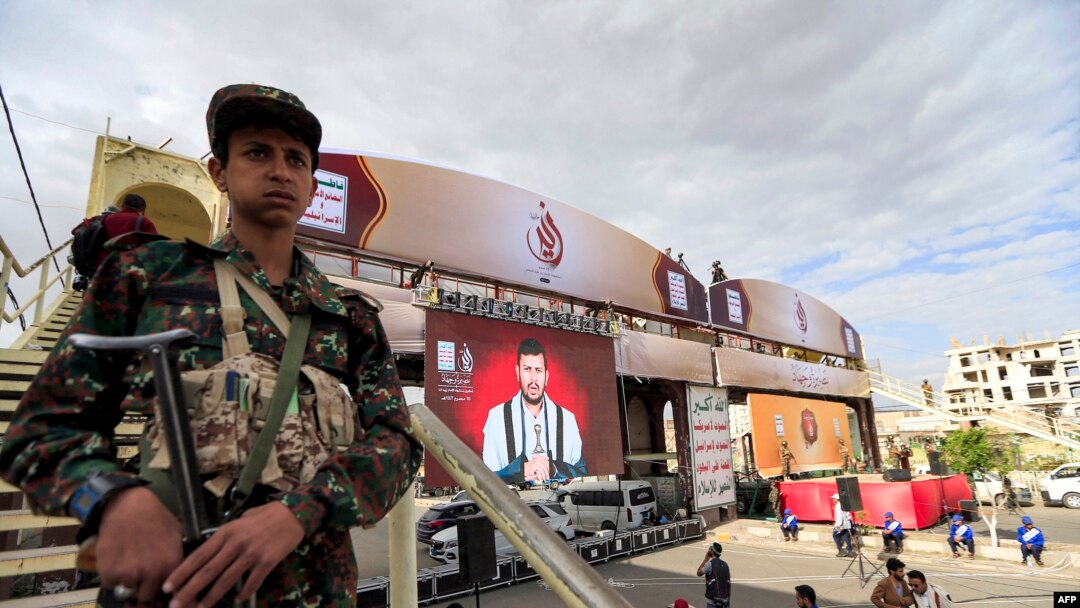 Pejuang yang setia kepada Houthi Yaman berjaga-jaga sementara para pendukung pemberontak yang didukung Iran menghadiri pidato virtual Abdulmalik al-Huthi pemimpin kelompok itu di ibu kota Sanaa, Yaman, 2 September 2021. (Mohammed HUWAIS / AFP)