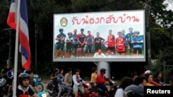 Papan "Selamat datang ke rumah, anak-anak (laki-laki)" terpampang di Chiang Rai, Thailand, 9 Juli 2018, memberikan semangat bagi upaya penyelamatan 12 anak sekolah dan pelatih sepak bola mereka yang terperangkap di gua Tham Luang.