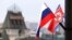 Quốc kỳ Nga và Triều Tiên tại ga Vladivostok, Nga (ảnh tư liệu, tháng 4, 2019). 