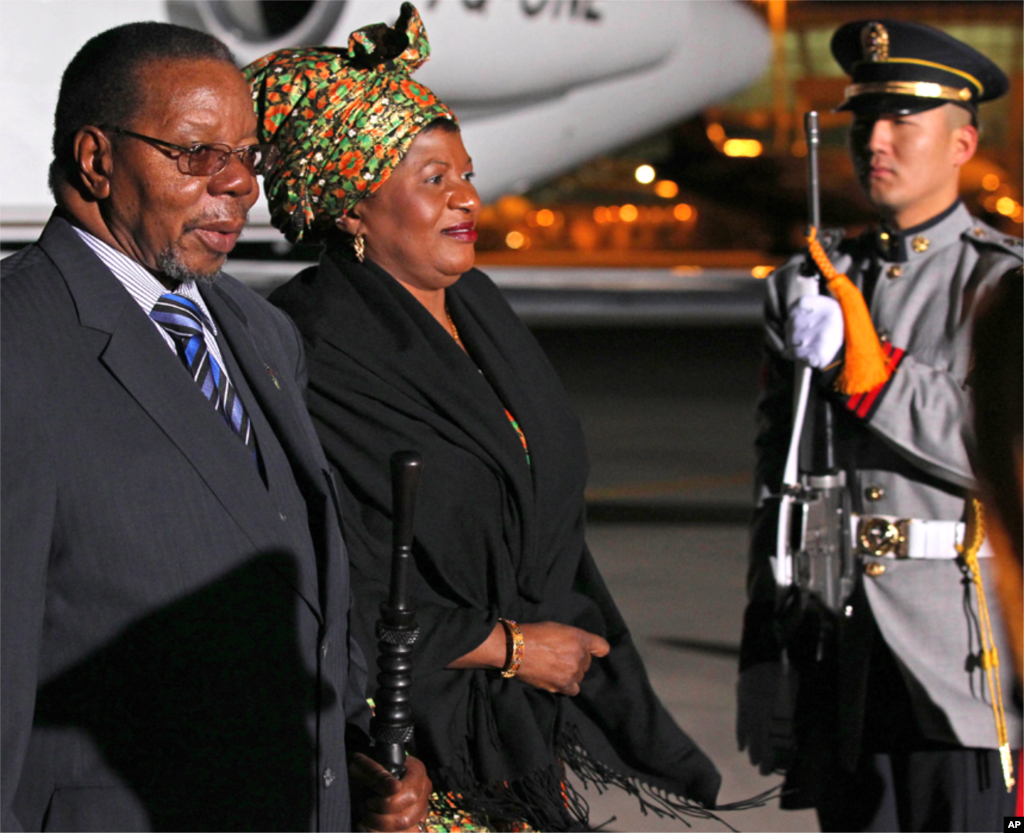 President Bingu Wa Mutharika and first lady Callista Mutharika arrive at Incheon Airport, South Korea, November 9, 2010. (AP Photo)