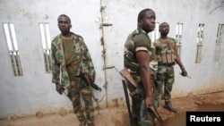 Des soldats ivoiriens patrouillent dans le village de Noe, près de la frontière avec le Ghana, le 24 septembre 2012