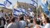 Arhiva - Izraelci mašu nacionalnim zastavama tokom parade povodom Dana Jerusalima, 10. maja 2021.