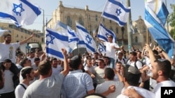Arhiva - Izraelci mašu nacionalnim zastavama tokom parade povodom Dana Jerusalima, 10. maja 2021.