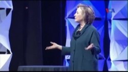 Bà Hillary Clinton bị ném giày khi đang diễn thuyết