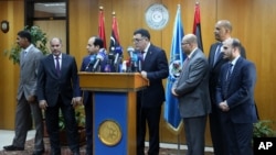 Fayez Seraj, entouré par des membres du Conseil présidentiel, lors d'une conférence à la base navale de Metiga à Tripoli, en Libye, le 30 Mars 2015. (AP Photo/Mohamed Ben Khalifa)