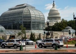 Vehículos de la Policía del Capitolio de EE. UU. y otros vehículos de emergencia responden mientras la policía investiga los informes de un vehículo sospechoso cerca del Capitolio, el 19 de agosto de 2021.
