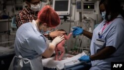 د فرانسې د احصائیې ملي اداره وايي، هره مېرمن په اوسط ډول ۱.۶۸ ماشومان زیږوي چې په ۲۰۲۲ کال کې دا کچه ۱.۷۹ وه.