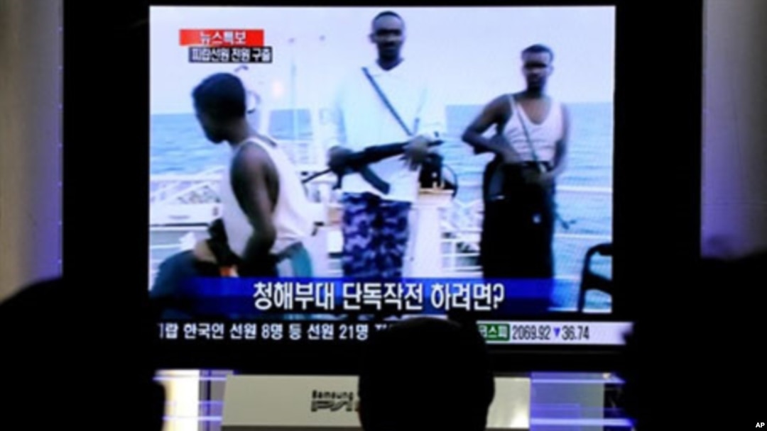 South Koreans in Seoul watch TV news about South Korean navy military operation against Somali pirates in the Indian Ocean, 21 Jan 2011