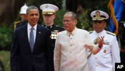 Presiden AS Barack Obama bersama Presiden Filipina Benigno Aquino III di Istana Malacanang di Manila (28/4). (AP/Charles Dharapak)