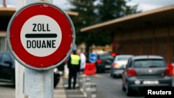 Supporters of Australian convicted drug traffickers Andrew Chan and Myuran Sukumaran light candles during a vigil in Sydney, Australia, April 28, 2015.