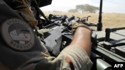 Un soldat de la mission française Barkhane patrouille dans la zone frontalière avec le Burkina Faso et le Niger, le 1er novembre 2017.