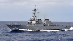 Kapal perusak berpeluru kendali kelas Arleigh Burke, USS Curtis Wilbur, saat berpartisipasi dalam latihan manuver jarak dekat di Laut Filipina, 28 Februari 2018. (Foto: Angkatan Laut AS)