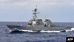 Kapal perusak berpeluru kendali kelas Arleigh Burke, USS Curtis Wilbur, saat berpartisipasi dalam latihan manuver jarak dekat di Laut Filipina, 28 Februari 2018. (Foto: Angkatan Laut AS)