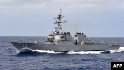 ARHIVA - Američki razarač USS Kurtis Vilbur tokom manevara u Filipinskom moru, 28. februara 2018. (Foto: AFP)