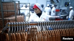 Para pekerja tampak sedang beraktivitas dalam proses produksi sosis di Akova Impex Meat Industry Ovako yang telah menerima sertifikasi halal. Sarajevo, Bosnia dan Herzegovina, 2 Desember 2016 (foto: Reuters/Dado Ruvic)