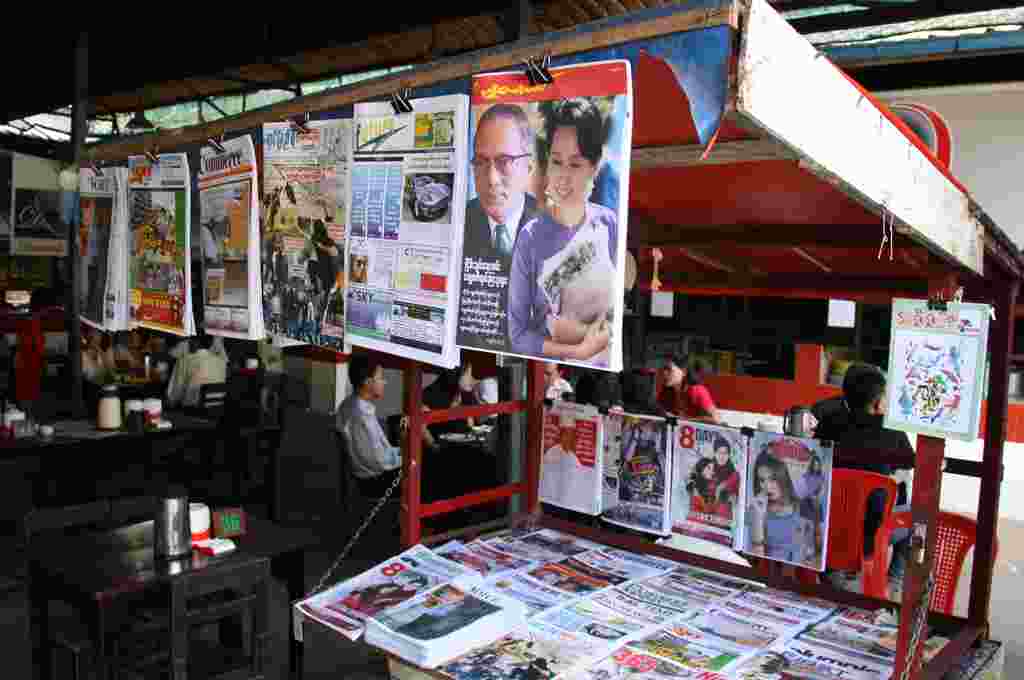 Sebuah kios koran di Rangoon menjual majalah lokal bergambar Aung San Suu Kyi di sampul depannya (VOA-D.Schearf).