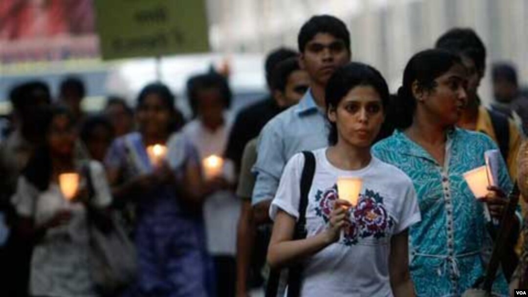 Para warga di Mumbai mengenang serangan teror di Mumbai yang terjadi bulan Desember tahun 2008.