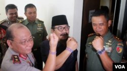 Kapolda, Gubernur dan Pangdam menunjukkan gelang Indonesia Anti ISIS pada sarasehan dan deklarasi di Universitas Airlangga Surabaya, Selasa, 21 April 2015.