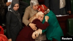 Membres du parlement tunisien après l'approbation de la nouvelle constitution à l'Assemblée à Tunis le 26 janvier 2014.