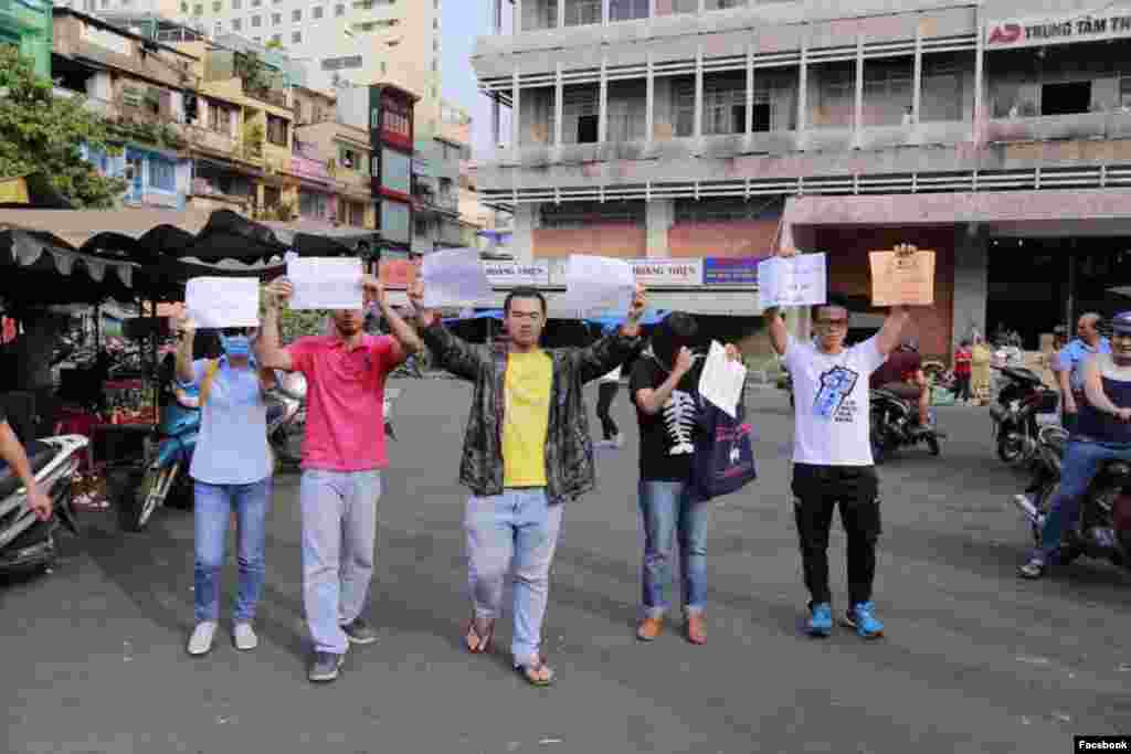 Một nhóm các bạn trẻ tuần hành ở chợ An Đông ngày 15/5/2016. Facebook: Nguyễn Phương