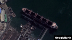 175m로 추정되는 대형 선박이 올해 2월 북한 남포의 석탄 항구에 정박한 모습이 위성사진을 통해 확인됐다. 이 선박의 적재함 위로 크레인이 뻗어 있으며, 적재함 안에는 석탄으로 추정되는 물체로 가득하다. 출처: Maxar Technologies / Google Earth
