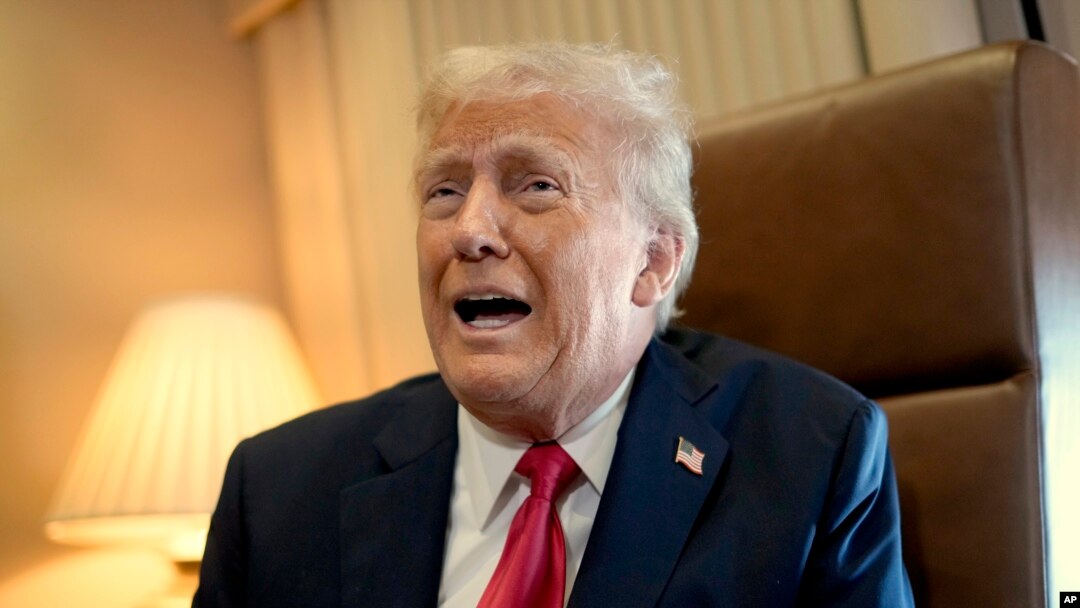 Prezidan Donald Trump pale ak jounalis yo abo avyon Air Force One, kote li siyen yon pwoklamasyon pou deklare 9 Fevriye Jounen Golf Amerik la, 9 Fevriye 2025. 