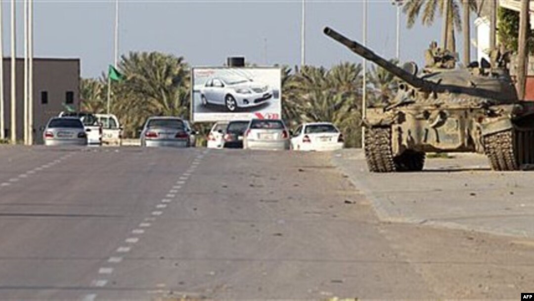 Xe tăng của quân đội Libya ở ngoại ô thành phố duyên hải Misrata, cách Tripoli 200 kilomet về phía đông nam, ngày 8 tháng 4, 2011