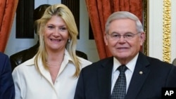 Senator Robert Menendez i njegova supruga Nadin (Foto: AP/Susan Walsh)