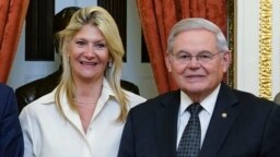 Senator Robert Menendez i njegova supruga Nadin (Foto: AP/Susan Walsh)
