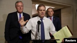 Los representantes Mark Meadows, Jim Jordan y Lee Zeldin hablan a los medios de comunicación antes de escuchar el testimonio de George Kent. Foto Reuters.