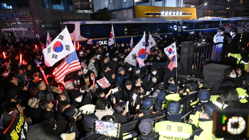 South Korea’s president in court as investigators seek to extend detention