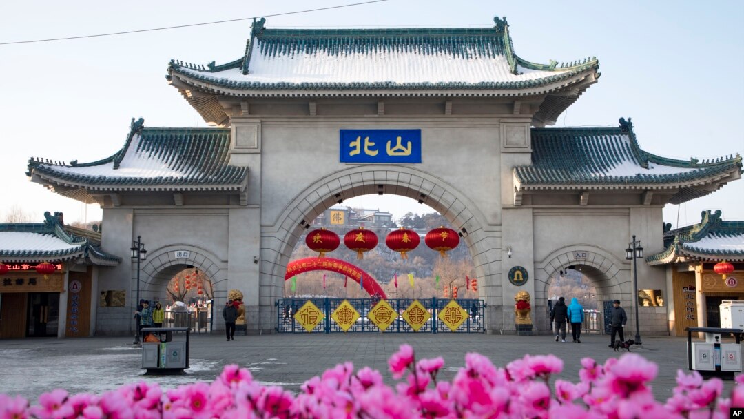 ARCHIVO - Turistas en el parque Beishan, en el nordeste de la provincia china de Jilin, el 23 de enero de 2020. Cuatro profesores del Cornell College de Iowa fueron atacados en el parque público el martes 11 de junio.