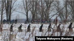 En la imagen, miembros del ministerio de Emergencia ruso y militares participan en la operación de búsqueda de restos del accidente de avión en la región de Moscú, el 12 de febrero de 2018. REUTERS/Tatyana Makeyeva