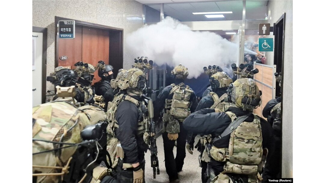 Tentara memasuki gedung utama parlemen (Majelis Nasional) setelah Presiden Korea Selatan Yoon Suk Yeol mengumumkan darurat militer di Seoul, Korea Selatan, 3 Desember 2024.