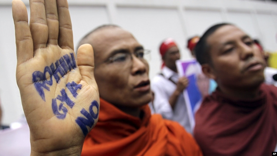  A Buddhist monk shows a message written in his palm to protest against the ethnic minority Rohingyas in Burma during a visit of Burma's President Thein Sein in Bangkok, Thailand, July 24, 2012.