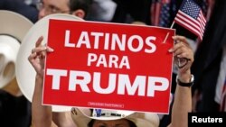ARHIVA - Žena drži znak "Latinoamerikanci za Trampa" na republikanskoj nacionalnoj konvenciji u Klivlendu u Ohaju, 21. jula 2016.