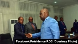 Président Félix Tshisekedi akutani na misala (équipe) ya banganga ya boyebi (experts) na Cité ya Union africaine na Kinshasa, 20 juillet 2019. (Facebook/Présidence RDC)